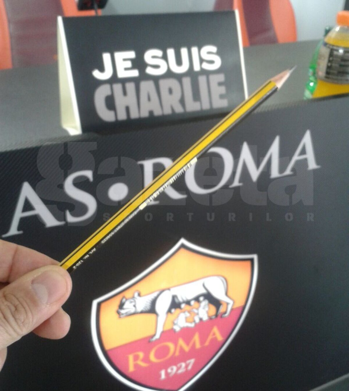 Marii antrenori din fotbal condamnă terorismul după atentatul de la Paris: "O viaţă de frică nu e viaţă"