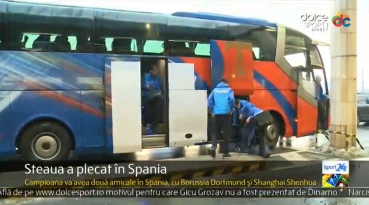 FOTO Şi "transportul" a rămas fără siglă » Steliştii au apărut la aeroport cu un autocar ce părea vandalizat