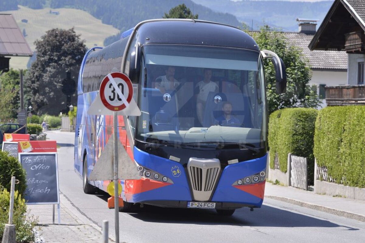 FOTO Şi "transportul" a rămas fără siglă » Steliştii au apărut la aeroport cu un autocar ce părea vandalizat