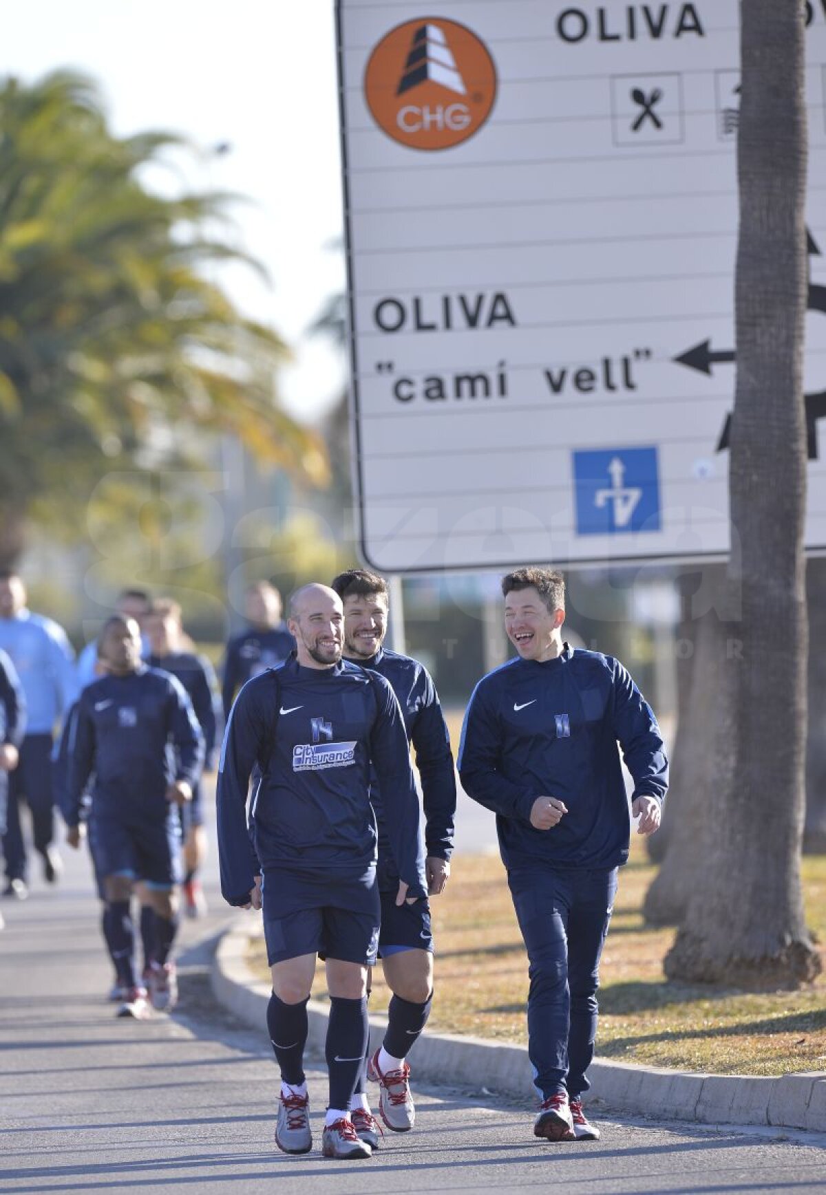 GALERIE FOTO Steaua, primul antrenament la Oliva Nova » Roş-albaştrii au fost asaltaţi de fani în Spania