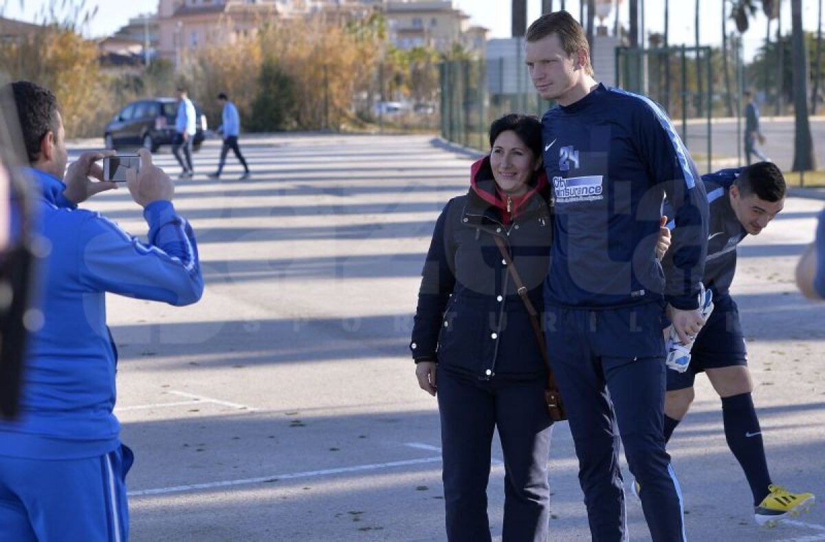 GALERIE FOTO Steaua, primul antrenament la Oliva Nova » Roş-albaştrii au fost asaltaţi de fani în Spania