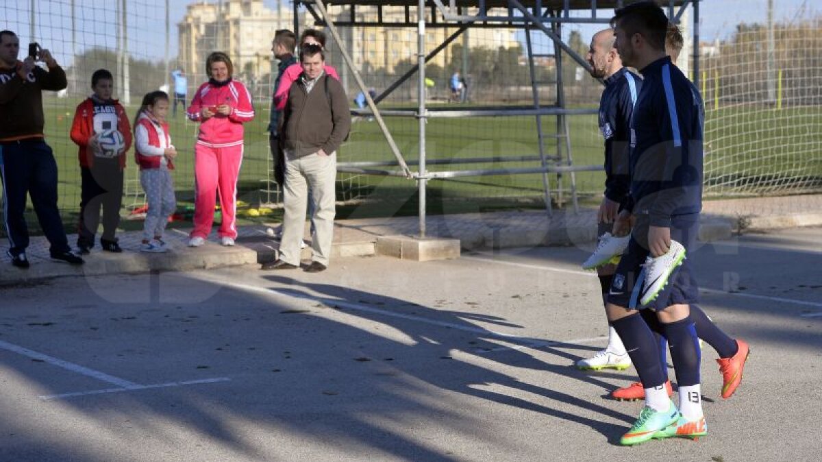 GALERIE FOTO Steaua, primul antrenament la Oliva Nova » Roş-albaştrii au fost asaltaţi de fani în Spania