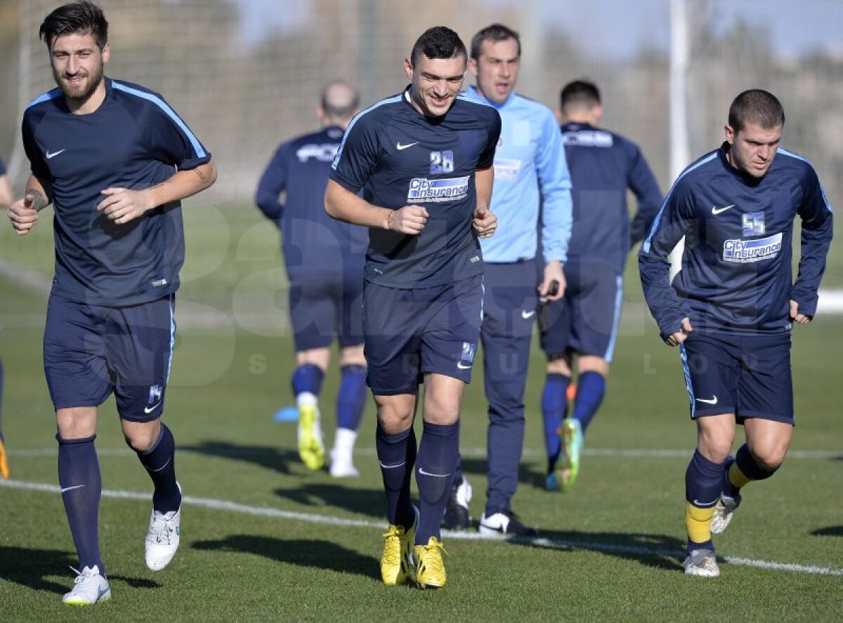 GALERIE FOTO Steaua, primul antrenament la Oliva Nova » Roş-albaştrii au fost asaltaţi de fani în Spania