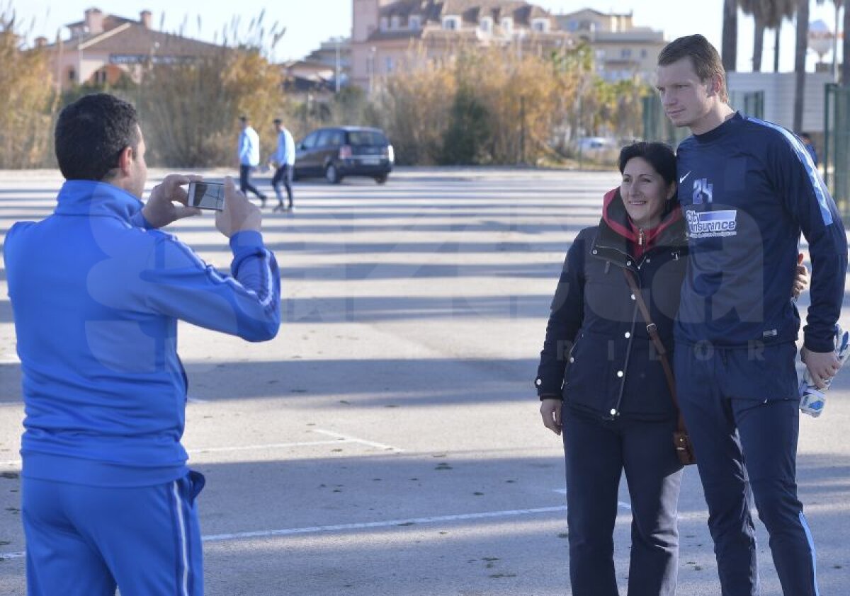 GALERIE FOTO Steaua, primul antrenament la Oliva Nova » Roş-albaştrii au fost asaltaţi de fani în Spania