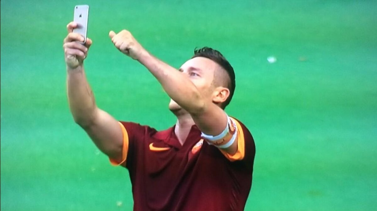 VIDEO şi FOTO Selfie în timpul derby-ului » Francesco Totti a sărbătorit al doilea gol marcat cu Lazio într-un mod original