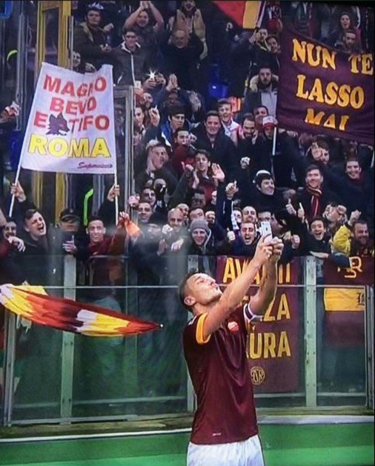 VIDEO şi FOTO Selfie în timpul derby-ului » Francesco Totti a sărbătorit al doilea gol marcat cu Lazio într-un mod original