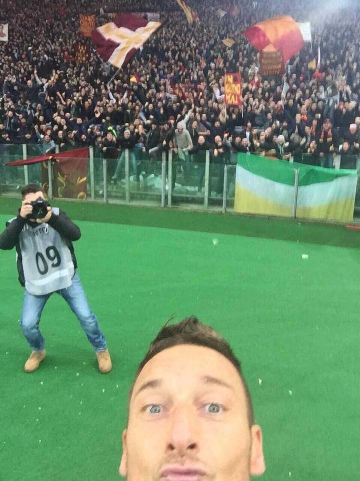 VIDEO şi FOTO Selfie în timpul derby-ului » Francesco Totti a sărbătorit al doilea gol marcat cu Lazio într-un mod original