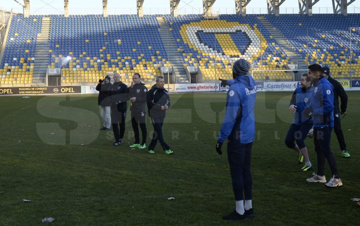 FOTO Mircea Rednic a început ieri al doilea mandat pe banca "lupilor", cu 2.000 de fani în tribune: "Petrolul nu se refuză"