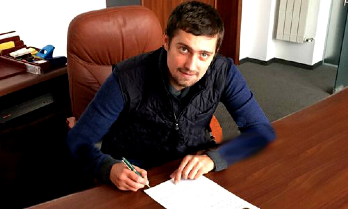 UPDATE FOTO Gabi Tamaş a semnat cu Steaua » S-a pozat cu tricoul cu noua siglă a roş-albaştrilor!