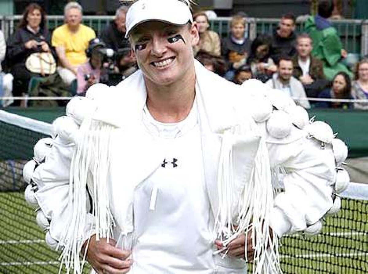 GALERIE FOTO Oh, my God! » Adversara Simonei Halep şochează mereu cu apariţiile sale pe teren şi în afara lui. Mîine ce mai pregăteşte?!