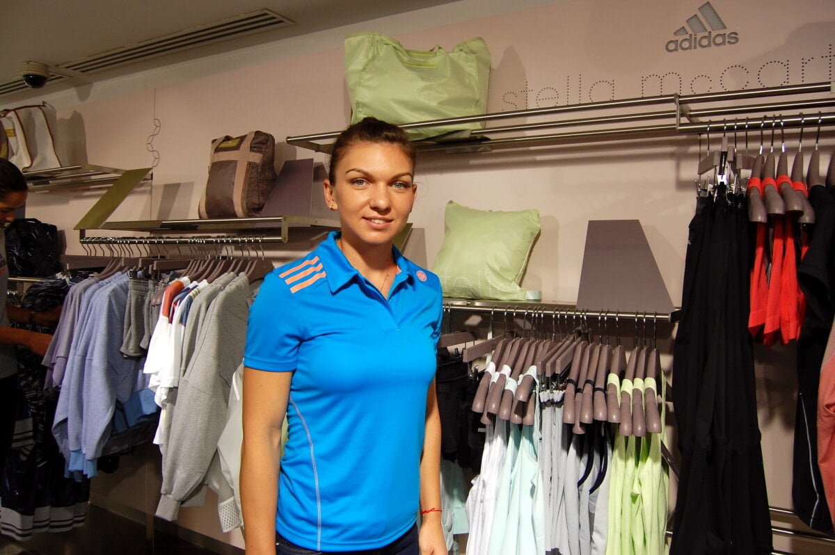 EXCLUSIV Simona Halep şi-a lansat noul brand! Cum arată şi cît costă noile tricouri ale campioanei noastre!