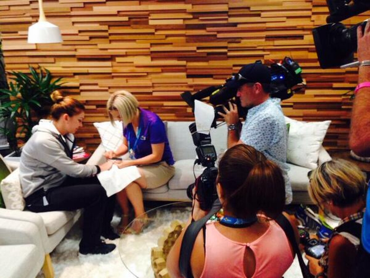 FOTO Ca fetele ;) » Simona Halep s-a relaxat înaintea partidei cu Yanina Wickmayer