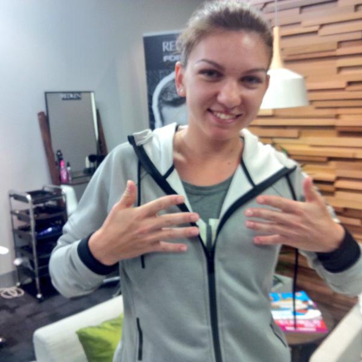 FOTO Ca fetele ;) » Simona Halep s-a relaxat înaintea partidei cu Yanina Wickmayer