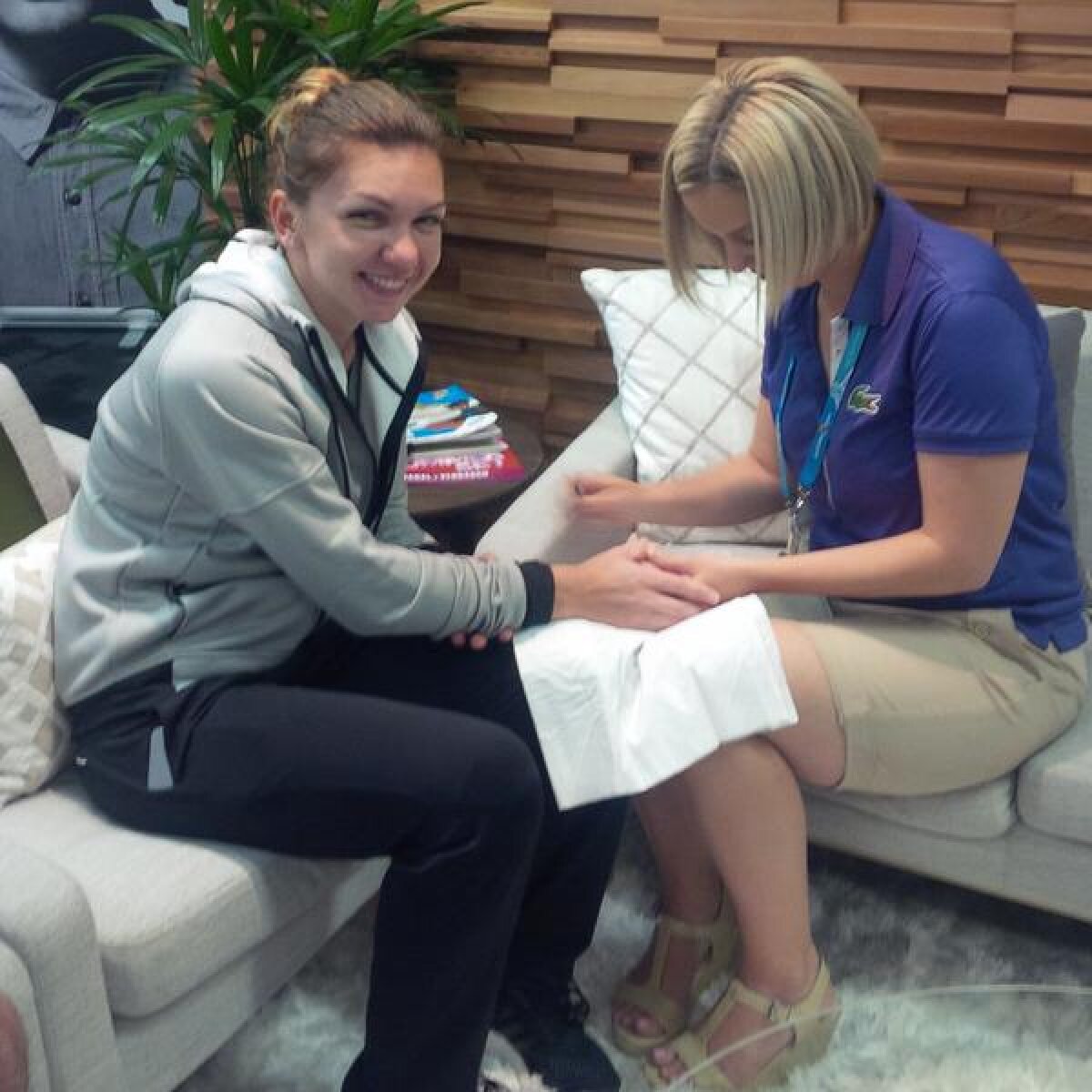 FOTO Ca fetele ;) » Simona Halep s-a relaxat înaintea partidei cu Yanina Wickmayer