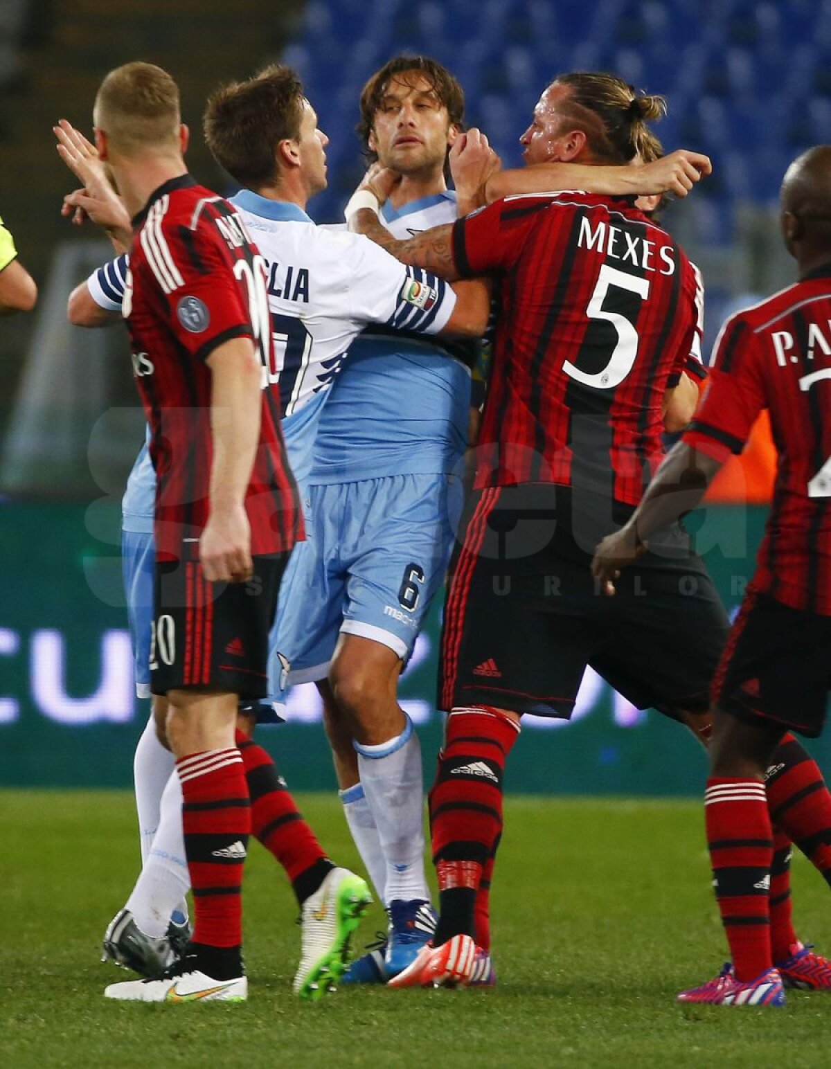 VIDEO+FOTO Imagini desprinse din MMA » Philippe Mexes n-a putut fi controlat! A sărit la bătaie în Lazio - AC Milan