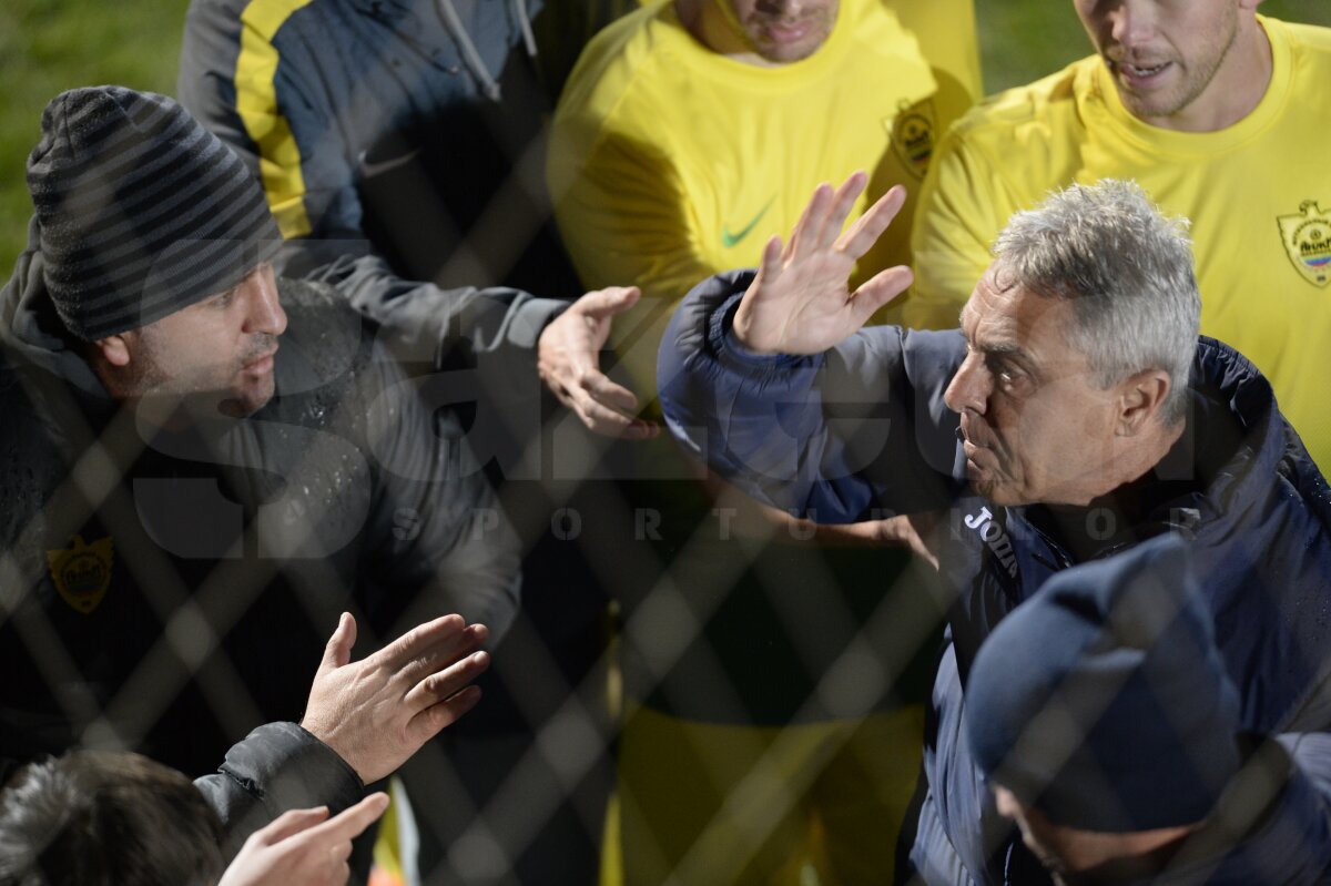 VIDEO şi FOTO CS U Craiova - Anzhi Makhachkala 0-1 » Sorin Cârţu a făcut o criză de nervi şi era să se ia la bătaie cu ruşii!