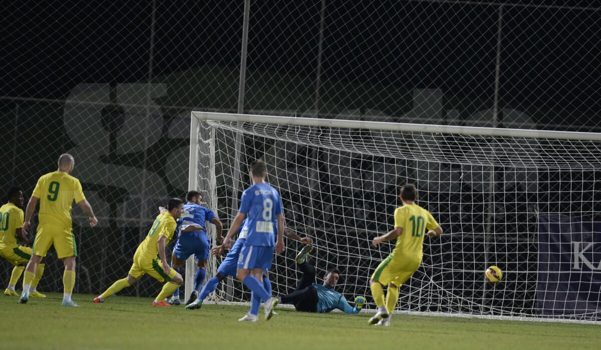 VIDEO şi FOTO CS U Craiova - Anzhi Makhachkala 0-1 » Sorin Cârţu a făcut o criză de nervi şi era să se ia la bătaie cu ruşii!