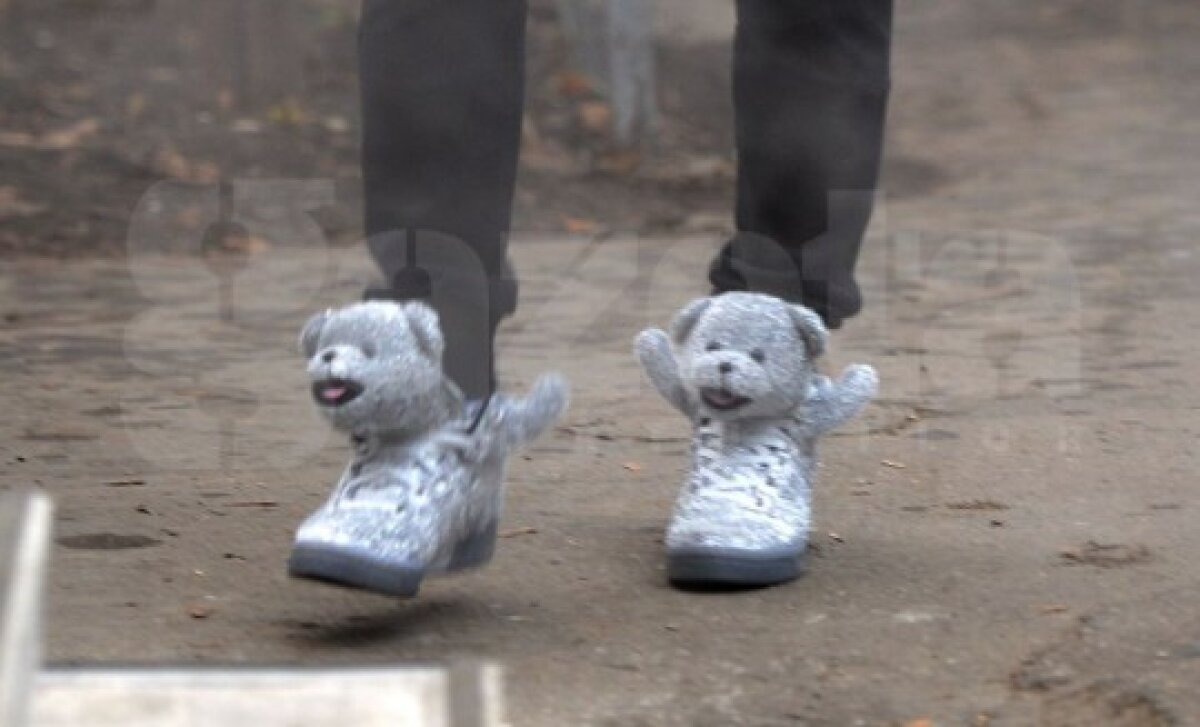 Un star de la FC Barcelona în rolul lui Gabi Iancu » Lionel Messi n-a rezistat şi l-a luat imediat peste picior! Cui îi aparţin încălţările extravagante