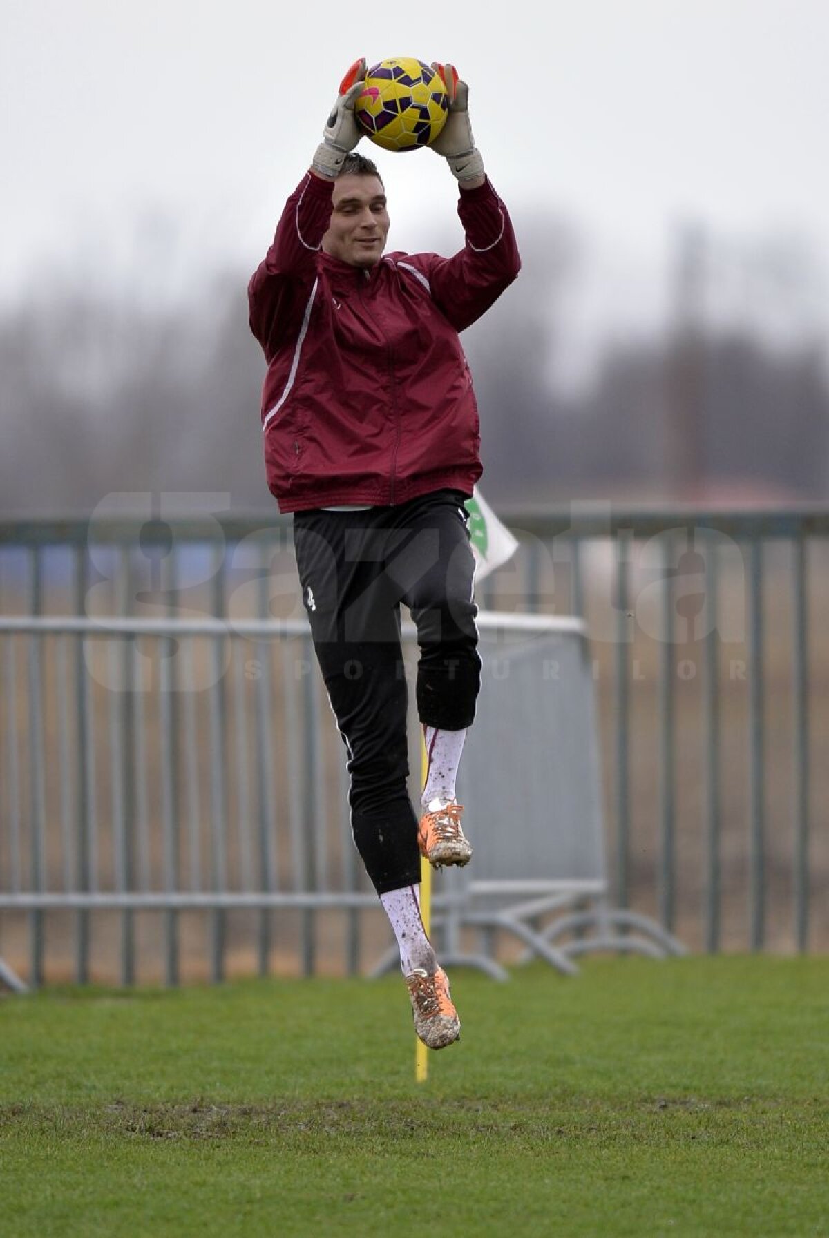 Galerie foto de senzaţie cu jucătorii Rapidului » Giuleştenii pregătesc returul prin antrenamente în noroi