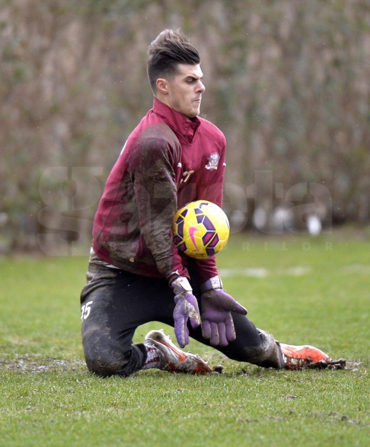 Galerie foto de senzaţie cu jucătorii Rapidului » Giuleştenii pregătesc returul prin antrenamente în noroi