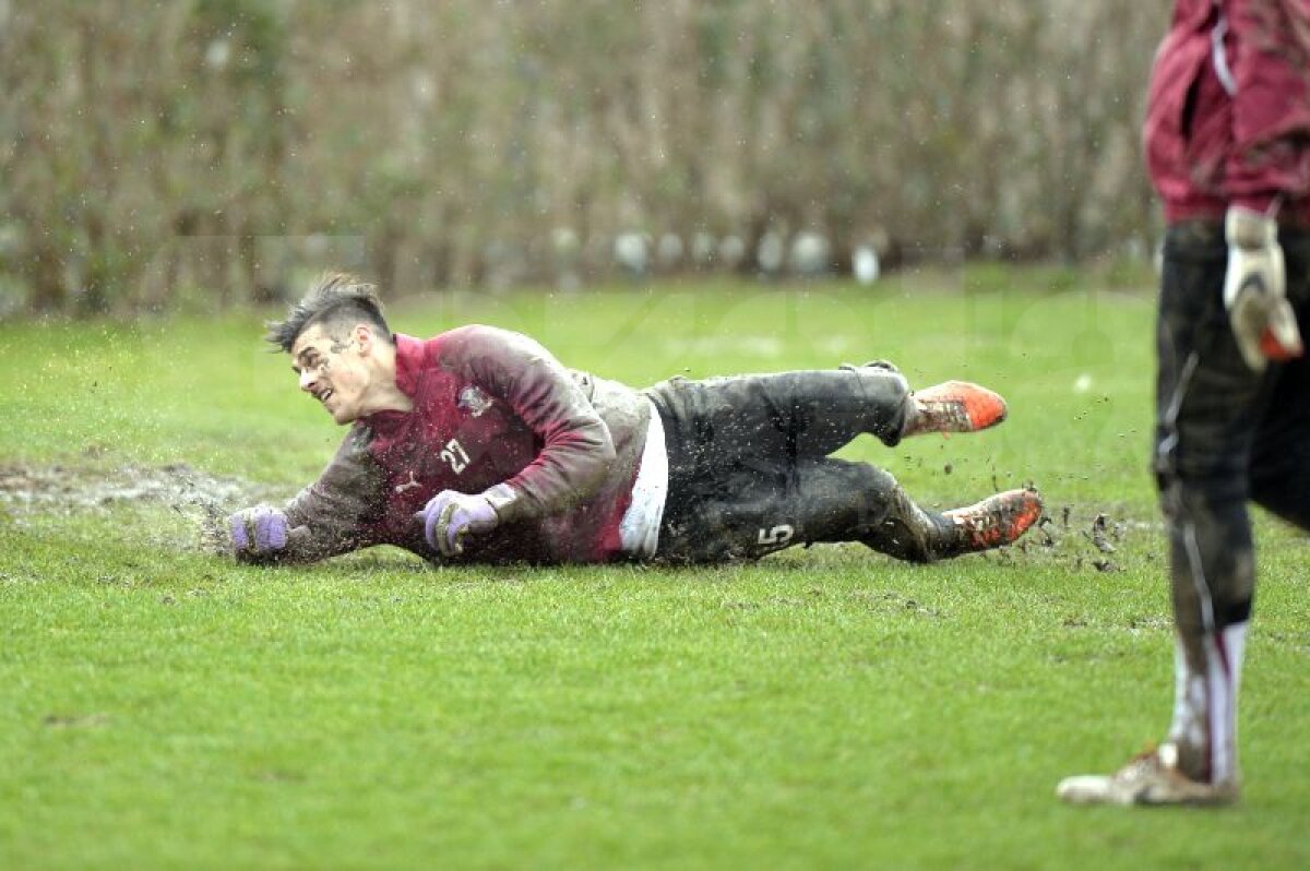 Galerie foto de senzaţie cu jucătorii Rapidului » Giuleştenii pregătesc returul prin antrenamente în noroi