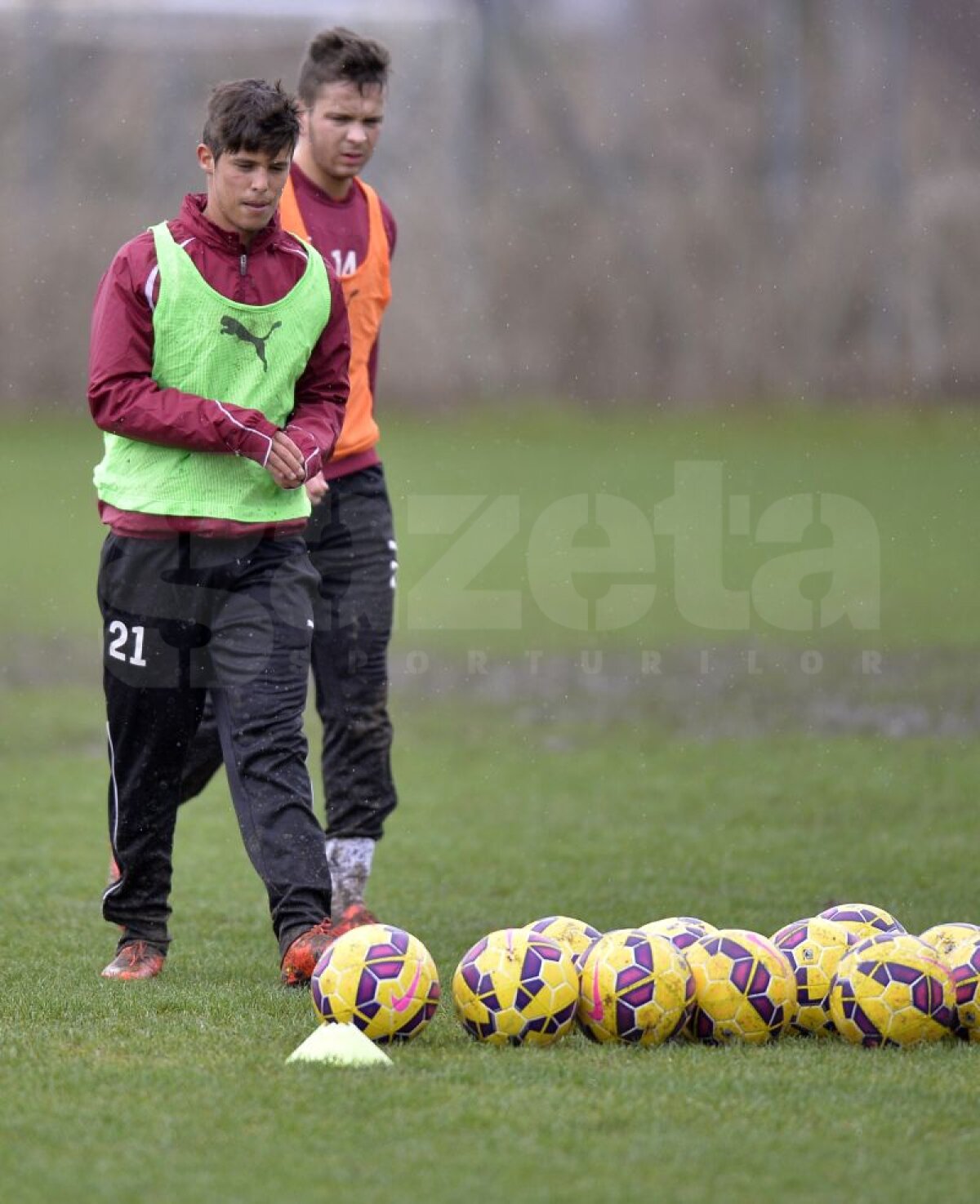 Galerie foto de senzaţie cu jucătorii Rapidului » Giuleştenii pregătesc returul prin antrenamente în noroi
