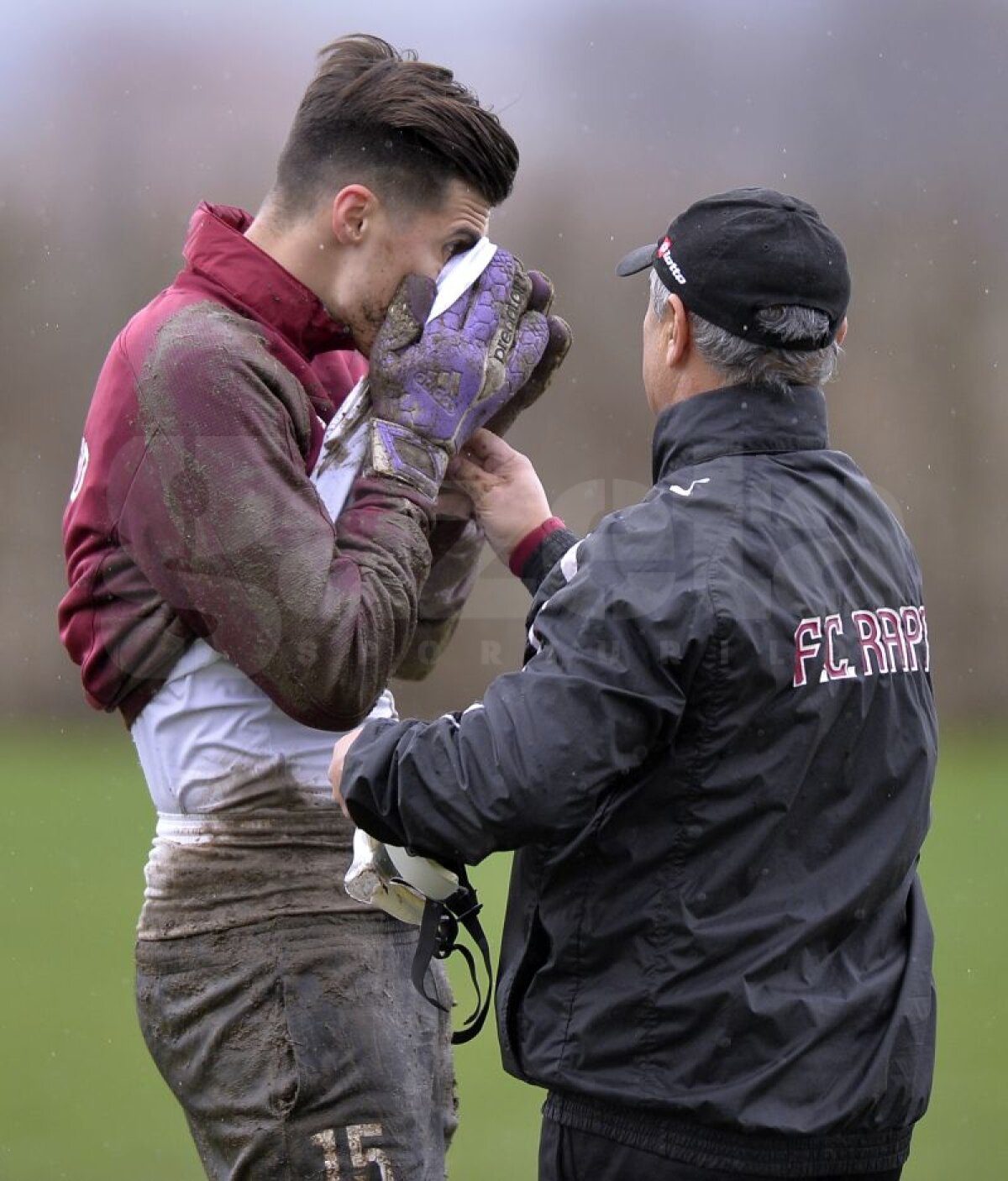 Galerie foto de senzaţie cu jucătorii Rapidului » Giuleştenii pregătesc returul prin antrenamente în noroi