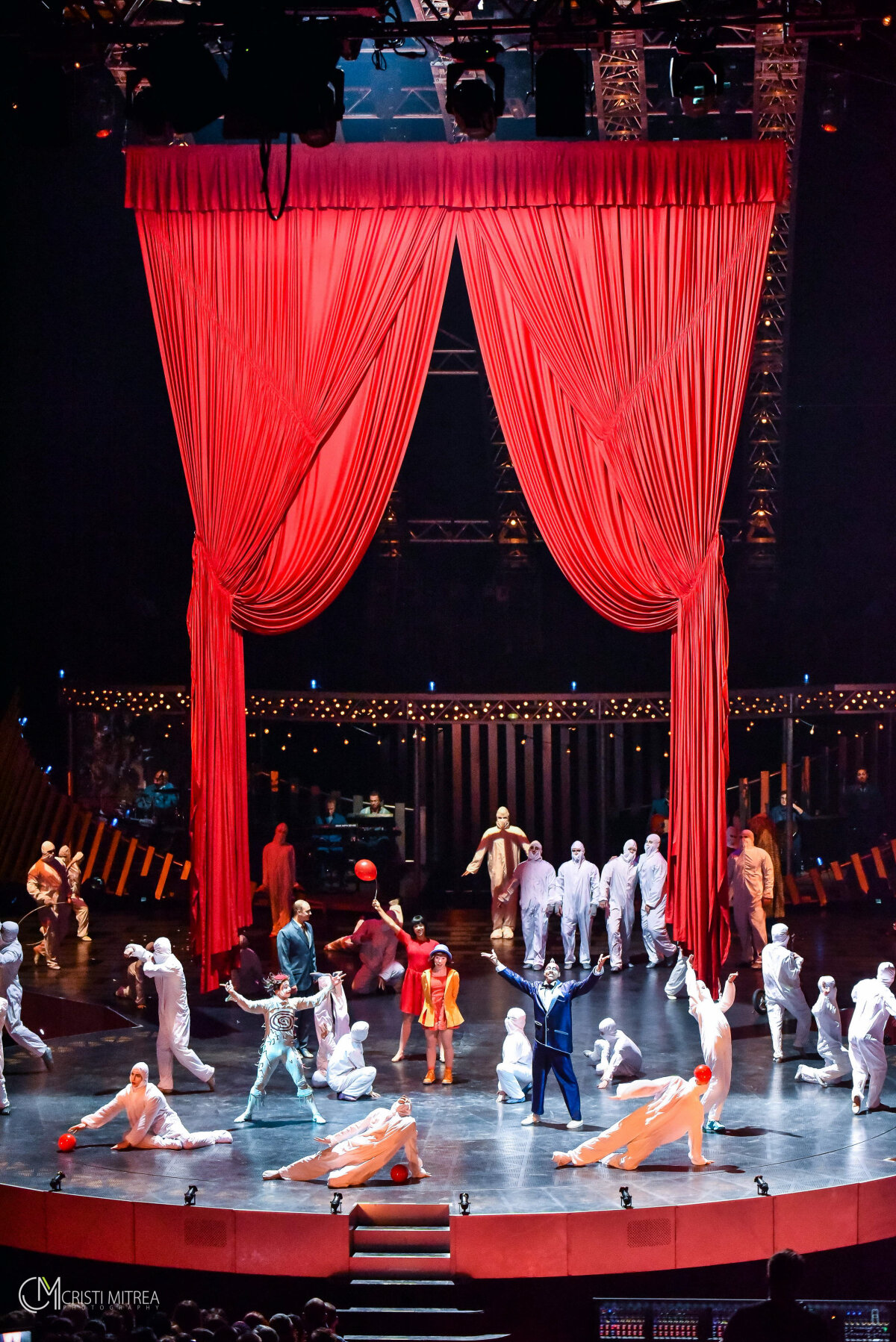 GALERIE FOTO Emoţii, momente tensionate, acrobaţii senzaţionale şi glume pentru toate gusturile » Cirque du Soleil e la Bucureşti!