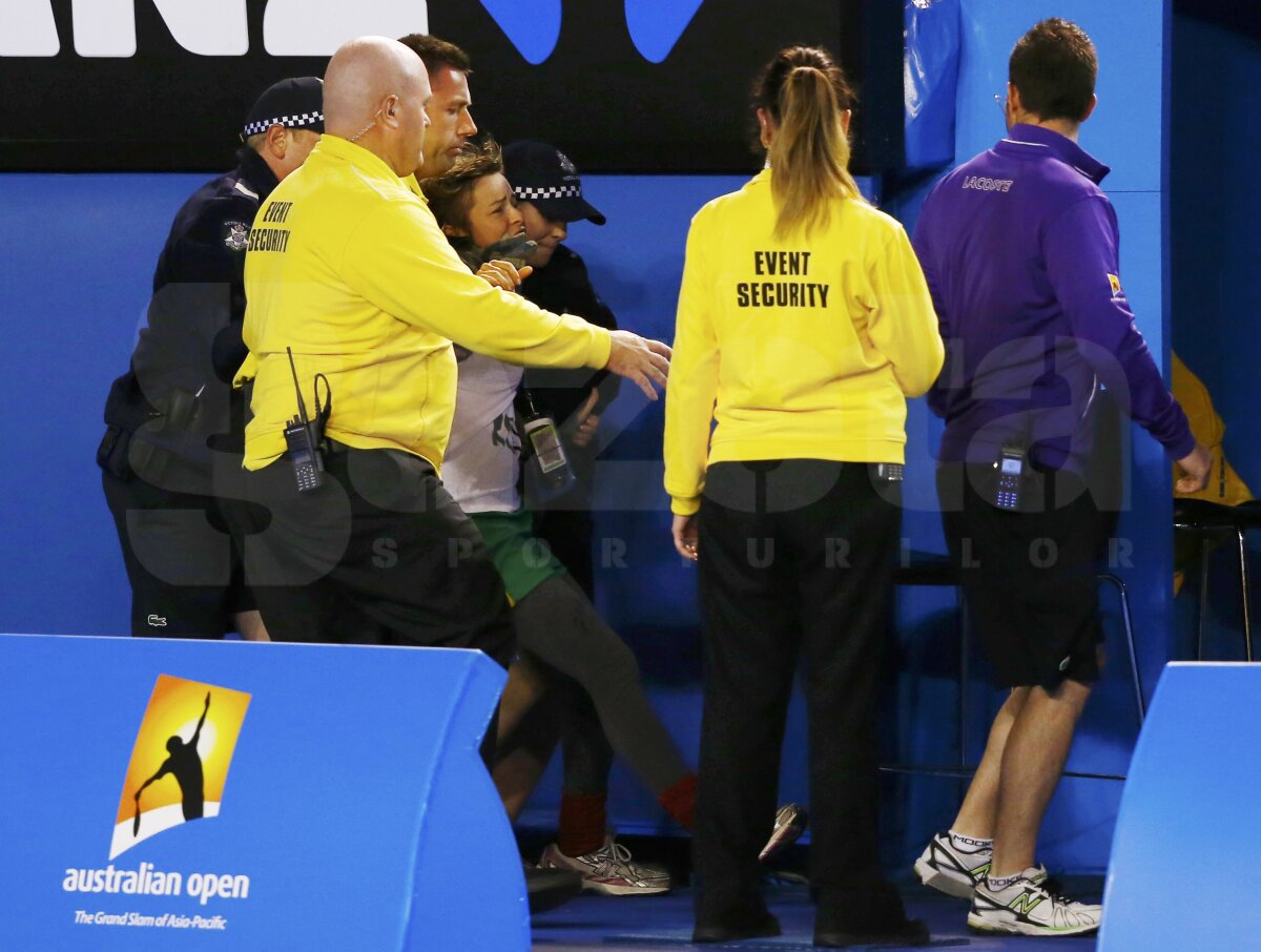 GALERIE FOTO Mai mulţi protestatari au intrat pe teren finala de la Australian Open! Meciul a fost întrerupt mai multe minute