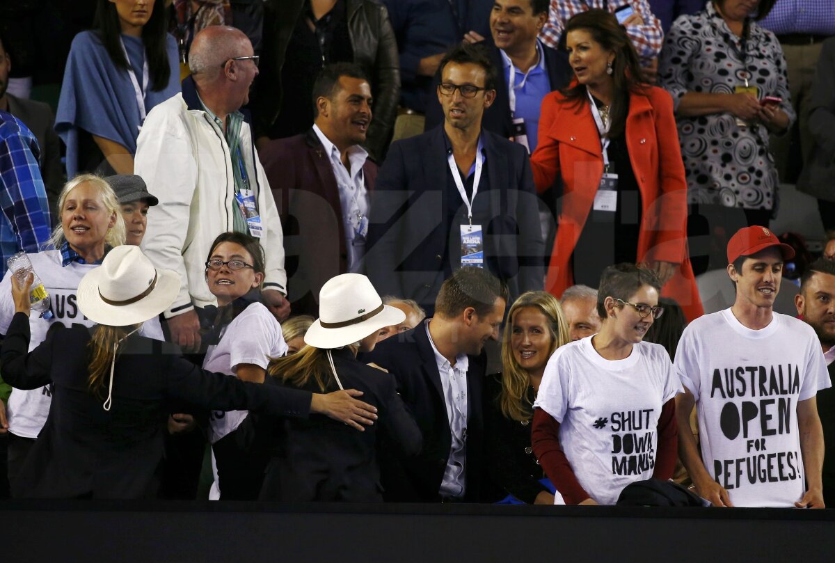 GALERIE FOTO Mai mulţi protestatari au intrat pe teren finala de la Australian Open! Meciul a fost întrerupt mai multe minute