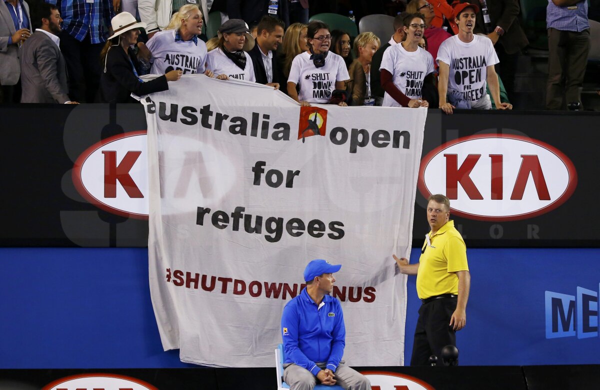 GALERIE FOTO Mai mulţi protestatari au intrat pe teren finala de la Australian Open! Meciul a fost întrerupt mai multe minute