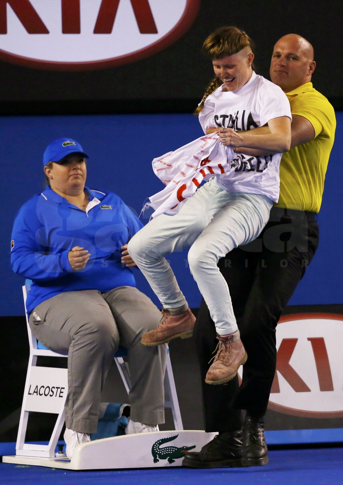 GALERIE FOTO Mai mulţi protestatari au intrat pe teren finala de la Australian Open! Meciul a fost întrerupt mai multe minute
