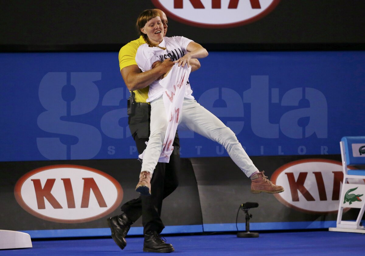 GALERIE FOTO Mai mulţi protestatari au intrat pe teren finala de la Australian Open! Meciul a fost întrerupt mai multe minute