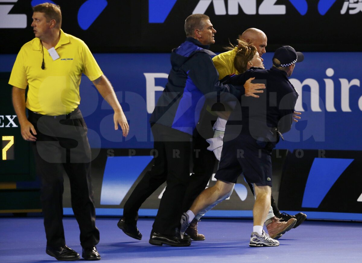 GALERIE FOTO Mai mulţi protestatari au intrat pe teren finala de la Australian Open! Meciul a fost întrerupt mai multe minute
