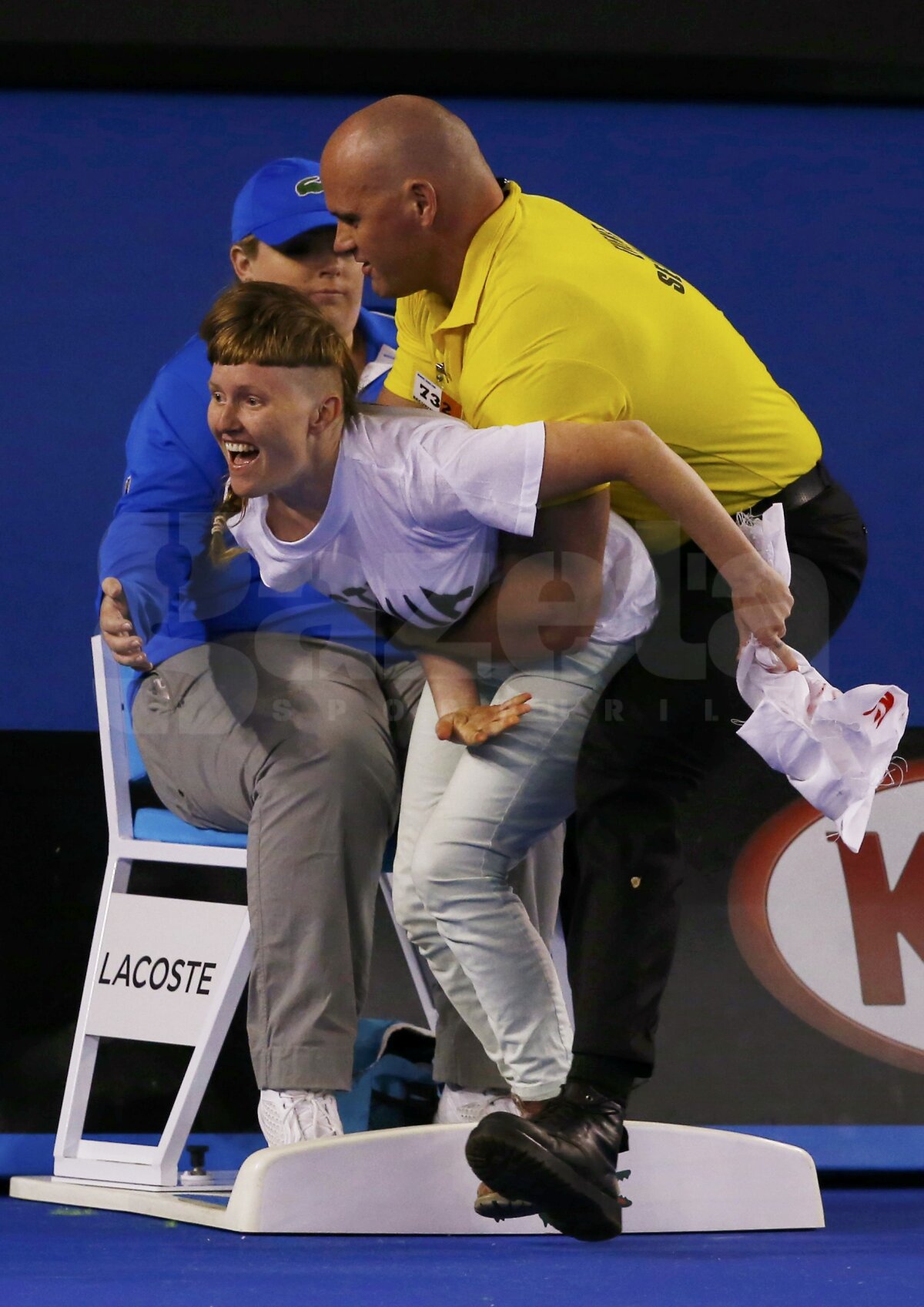 GALERIE FOTO Mai mulţi protestatari au intrat pe teren finala de la Australian Open! Meciul a fost întrerupt mai multe minute