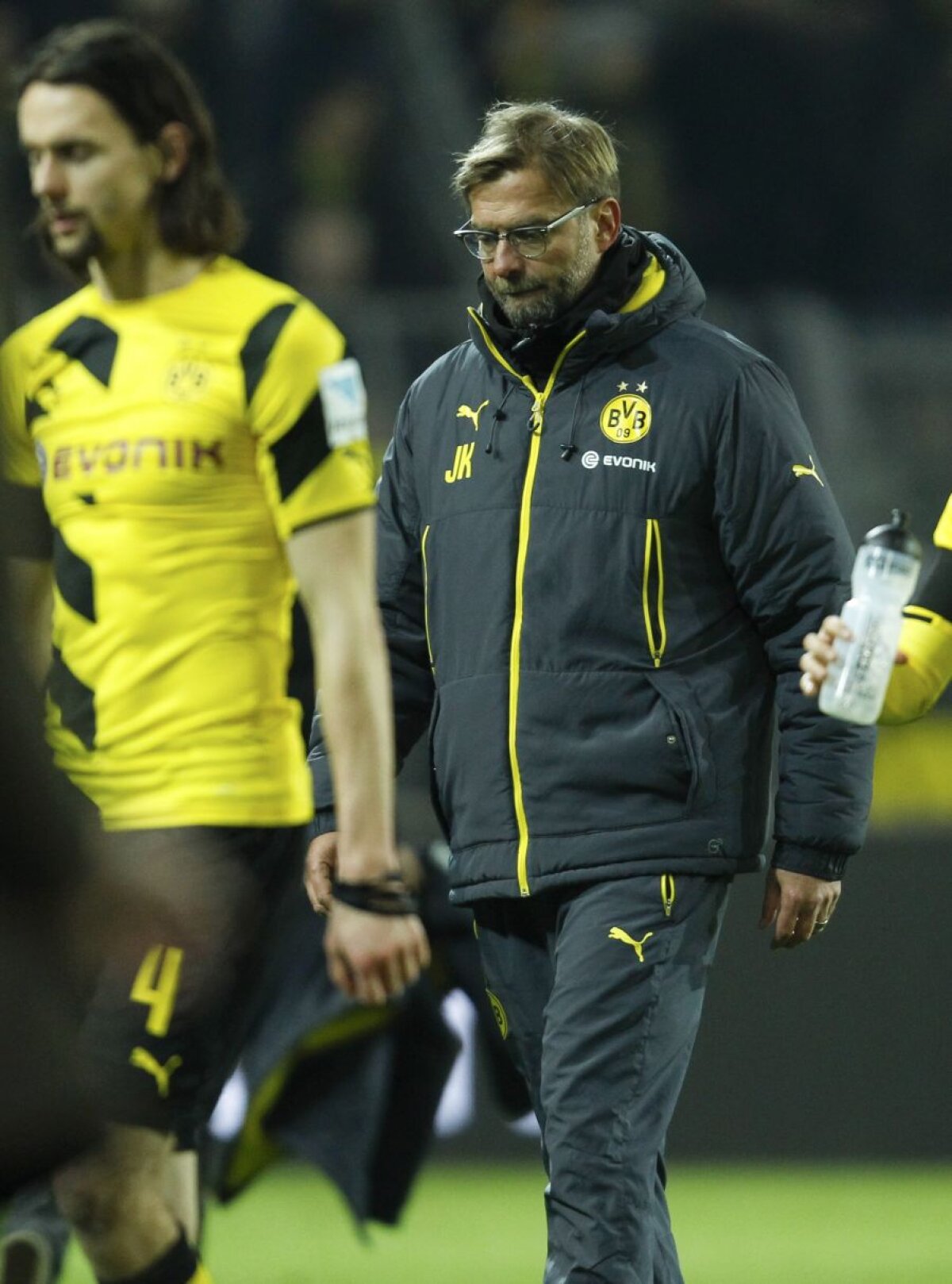 VIDEO+FOTO Scandal monstru la Dortmund » Roman Weidenfeller şi Mats Hummels au fost băgaţi în şedinţă de ultraşi după eşecul cu Augsburg