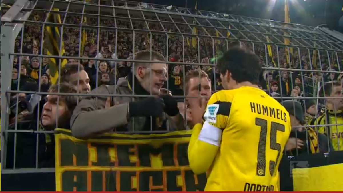 VIDEO+FOTO Scandal monstru la Dortmund » Roman Weidenfeller şi Mats Hummels au fost băgaţi în şedinţă de ultraşi după eşecul cu Augsburg