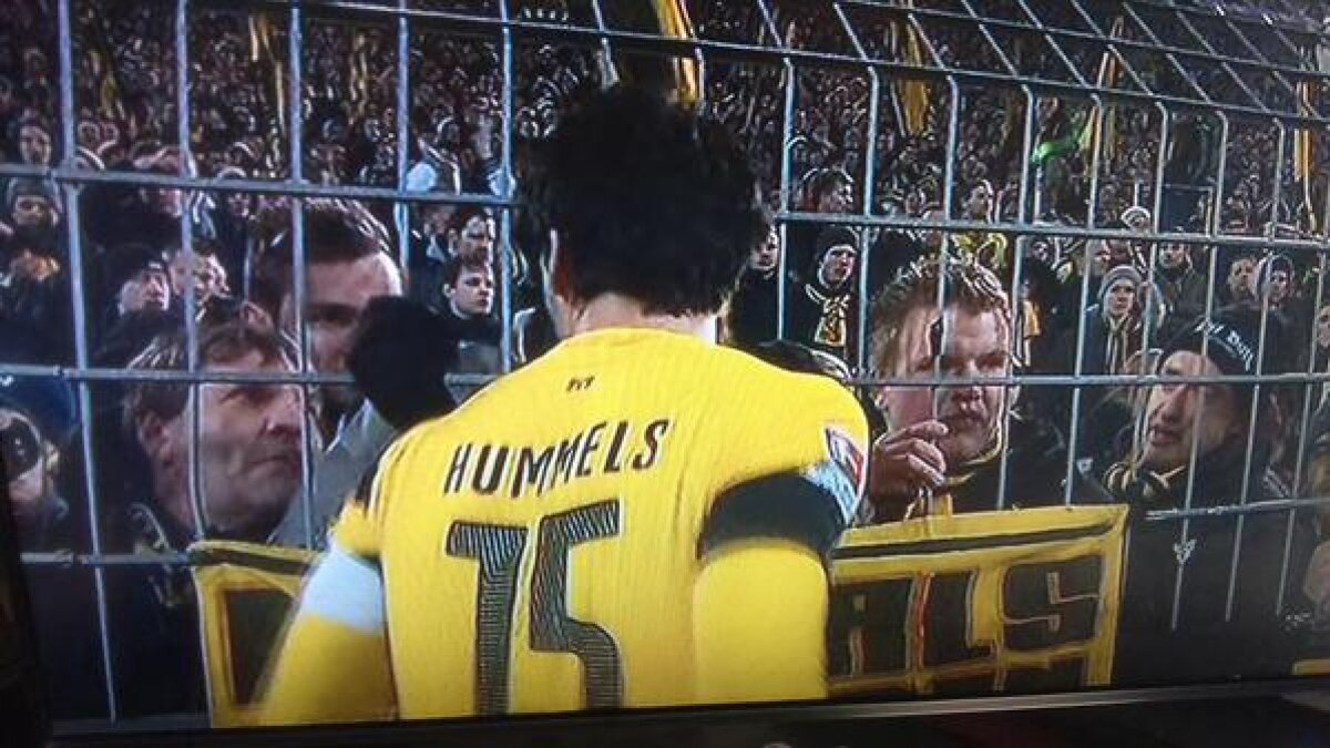 VIDEO+FOTO Scandal monstru la Dortmund » Roman Weidenfeller şi Mats Hummels au fost băgaţi în şedinţă de ultraşi după eşecul cu Augsburg