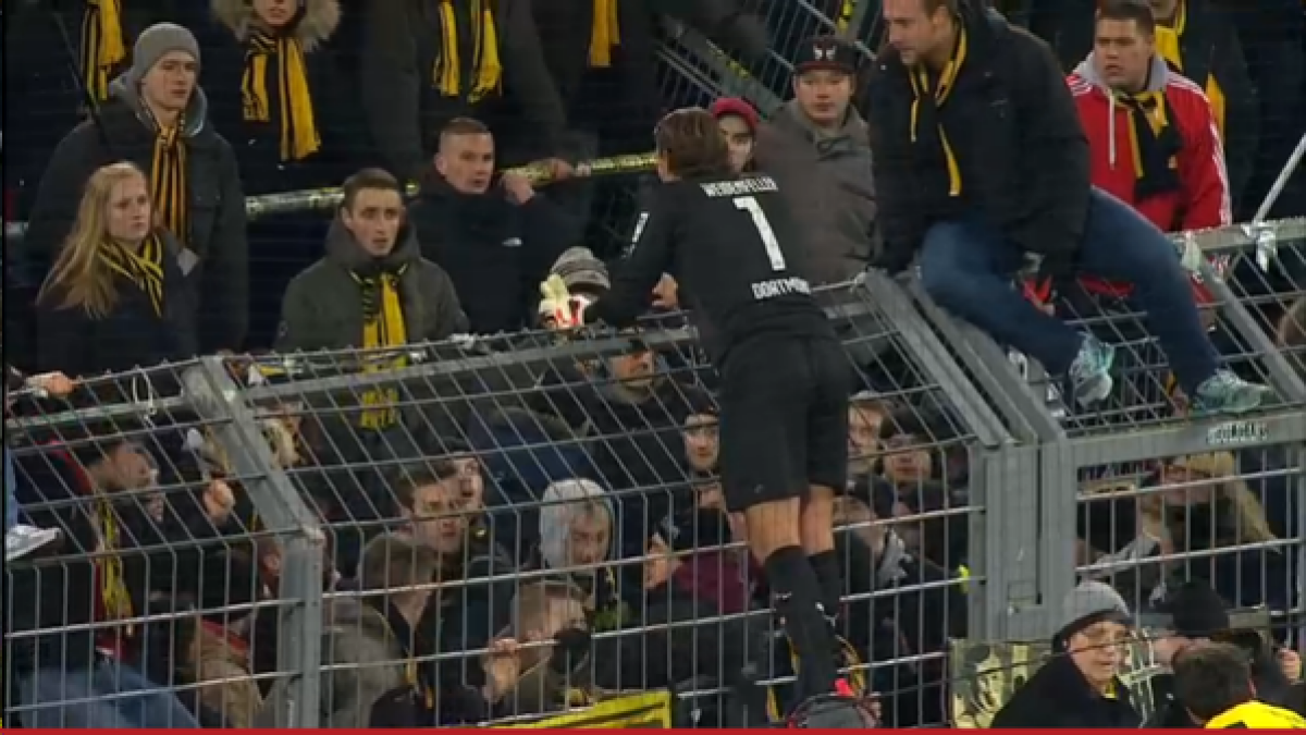 VIDEO+FOTO Scandal monstru la Dortmund » Roman Weidenfeller şi Mats Hummels au fost băgaţi în şedinţă de ultraşi după eşecul cu Augsburg