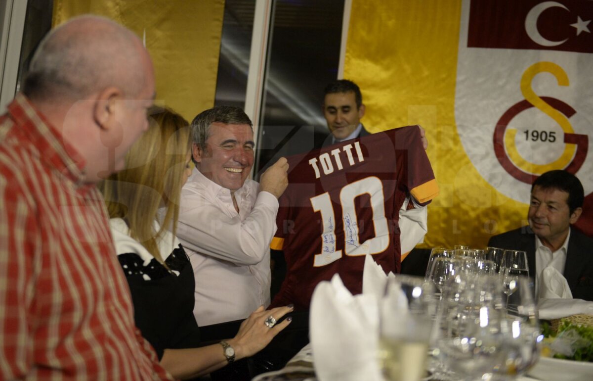 FOTO 100 de invitaţi au venit aseară să-l serbeze pe Gică Hagi: "Să ne trăieşti, Măria Ta!"