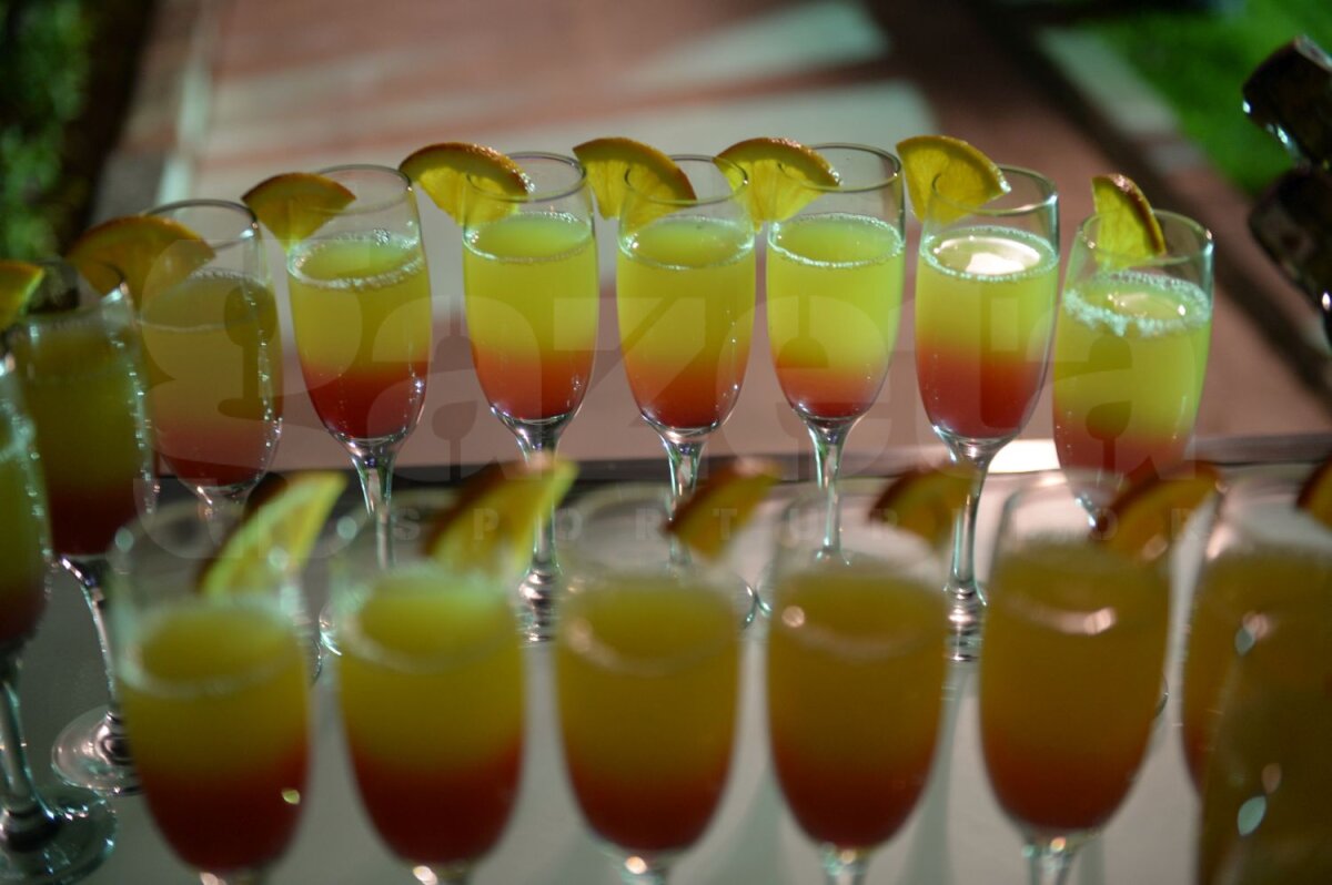 FOTO 100 de invitaţi au venit aseară să-l serbeze pe Gică Hagi: "Să ne trăieşti, Măria Ta!"