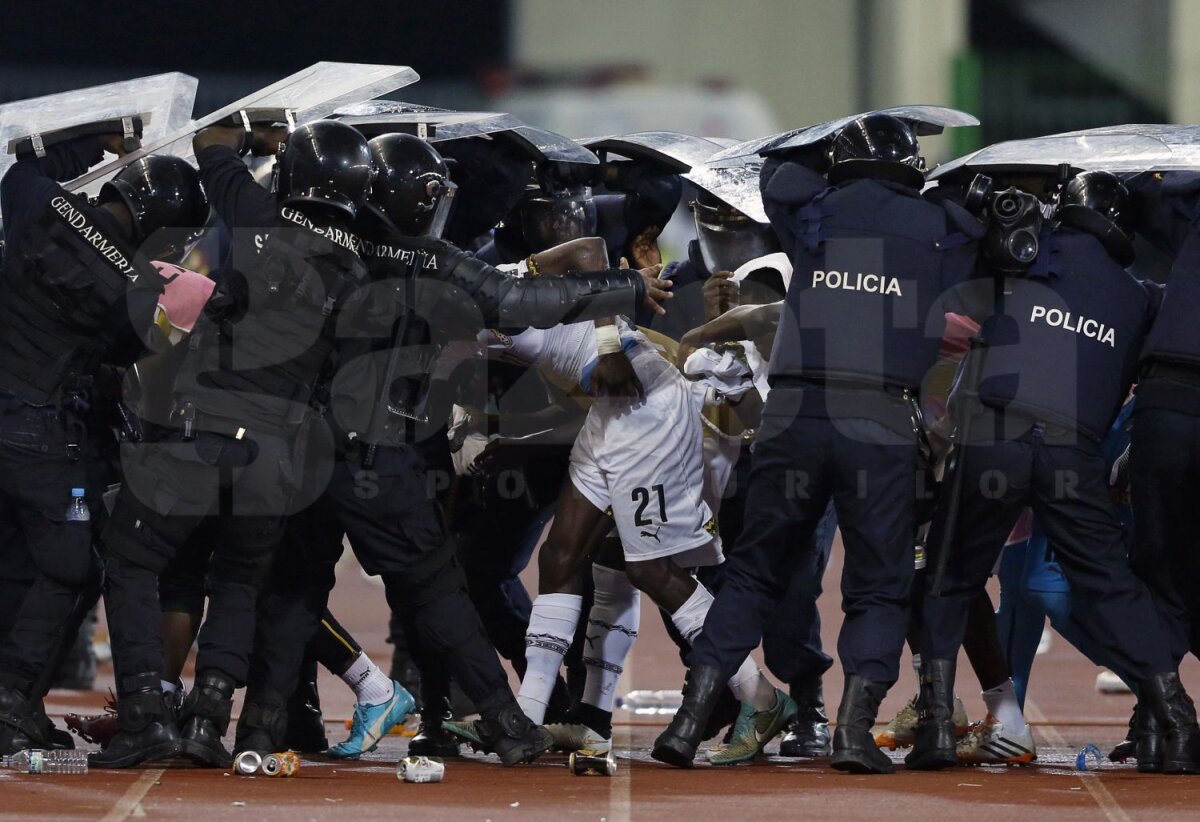 Vînaţi cu elicopterul! » Fanii Guineii Ecuatoriale şi-au atacat adversarii la meciul cu Ghana, din semifinalele Cupei Africii