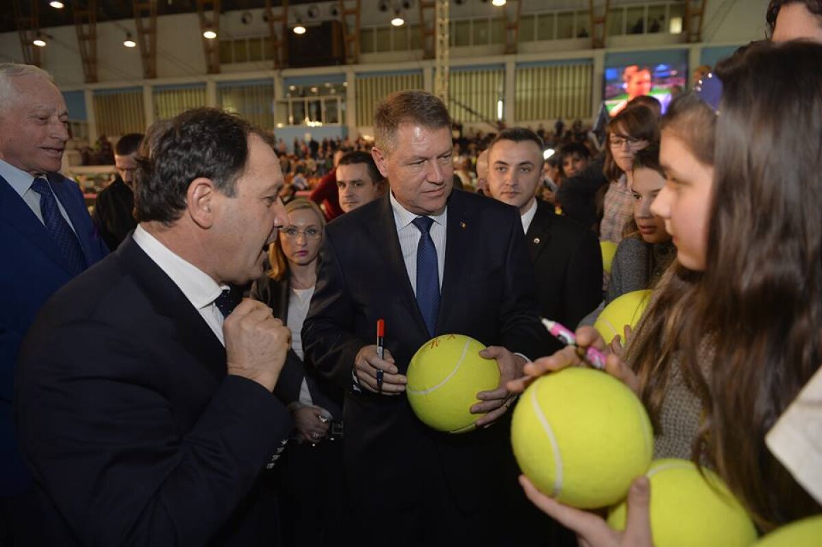 FOTO Klaus Iohannis, reacţie după ce a asistat la prima zi de la Fed Cup » Răspunsul Simonei Halep a venit imediat