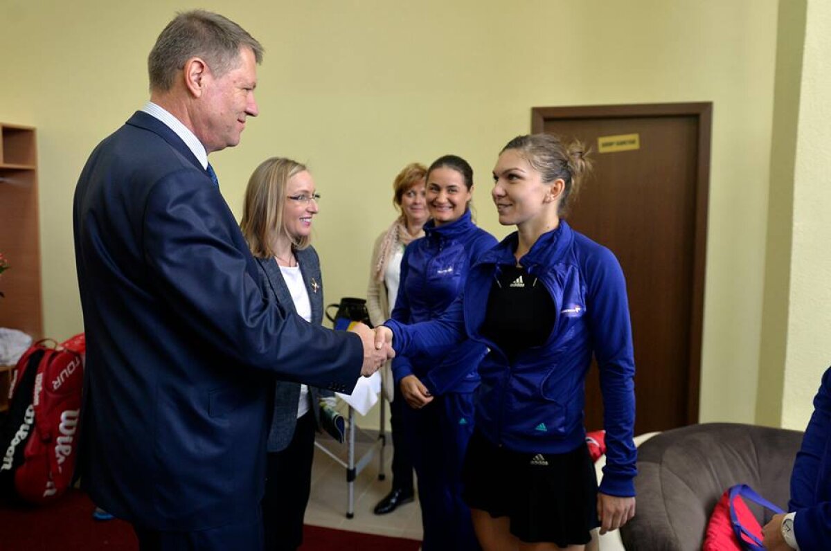 FOTO Klaus Iohannis, reacţie după ce a asistat la prima zi de la Fed Cup » Răspunsul Simonei Halep a venit imediat