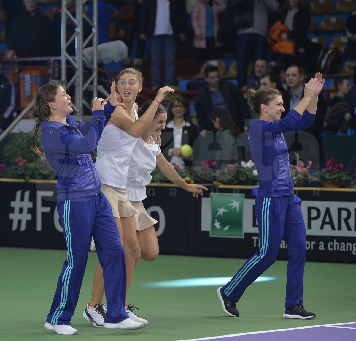 FOTO » GAME, SET, MATCH! România învinge Spania şi se califică la barajul pentru Grupa Mondială! Transmite-le un mesaj de felicitare fetelor noastre!