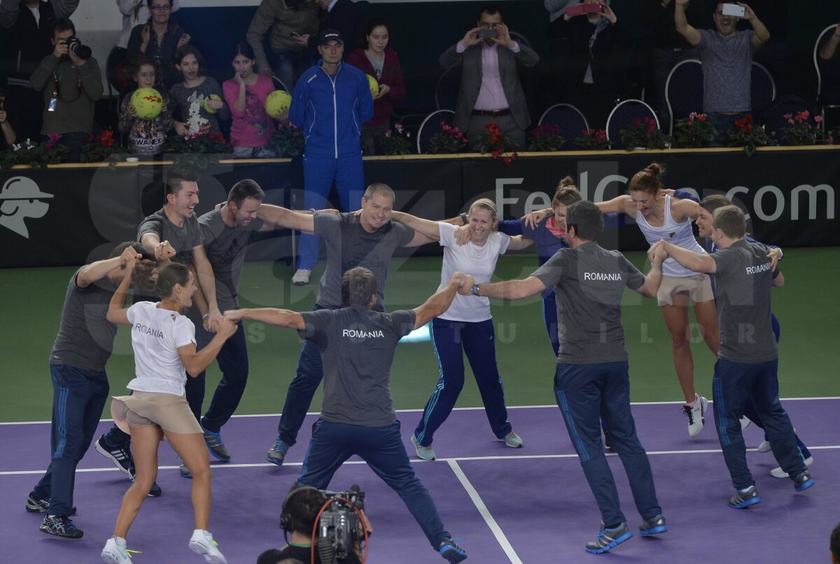 FOTO » GAME, SET, MATCH! România învinge Spania şi se califică la barajul pentru Grupa Mondială! Transmite-le un mesaj de felicitare fetelor noastre!