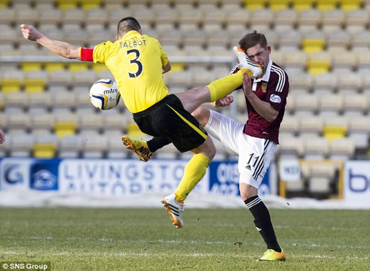 GALERIE FOTO Intrare din K1 la un meci de fotbal! I-a pus talpa pe faţă şi a primit doar cartonaş galben » Jucătorul lovit arată ca după război