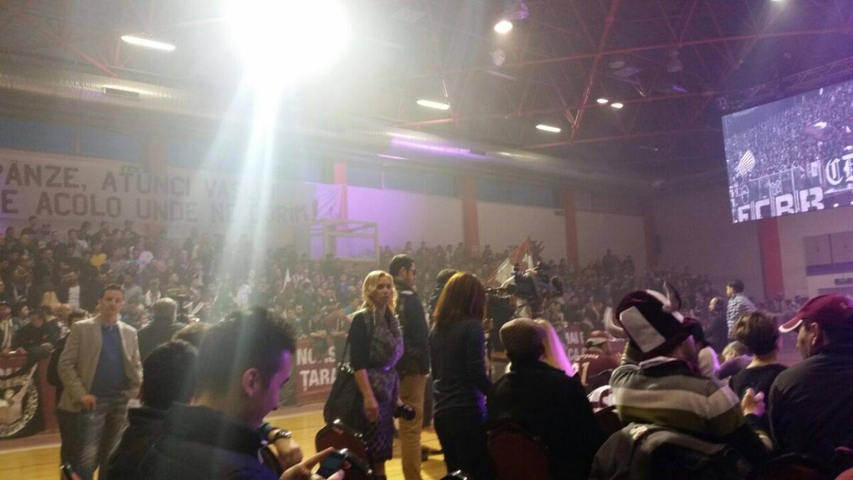 VIDEO şi FOTO Rapid şi-a prezentat lotul în sala sporturilor de la stadionul "Valentin Stănescu" » Atmosferă incendiară creată de fani