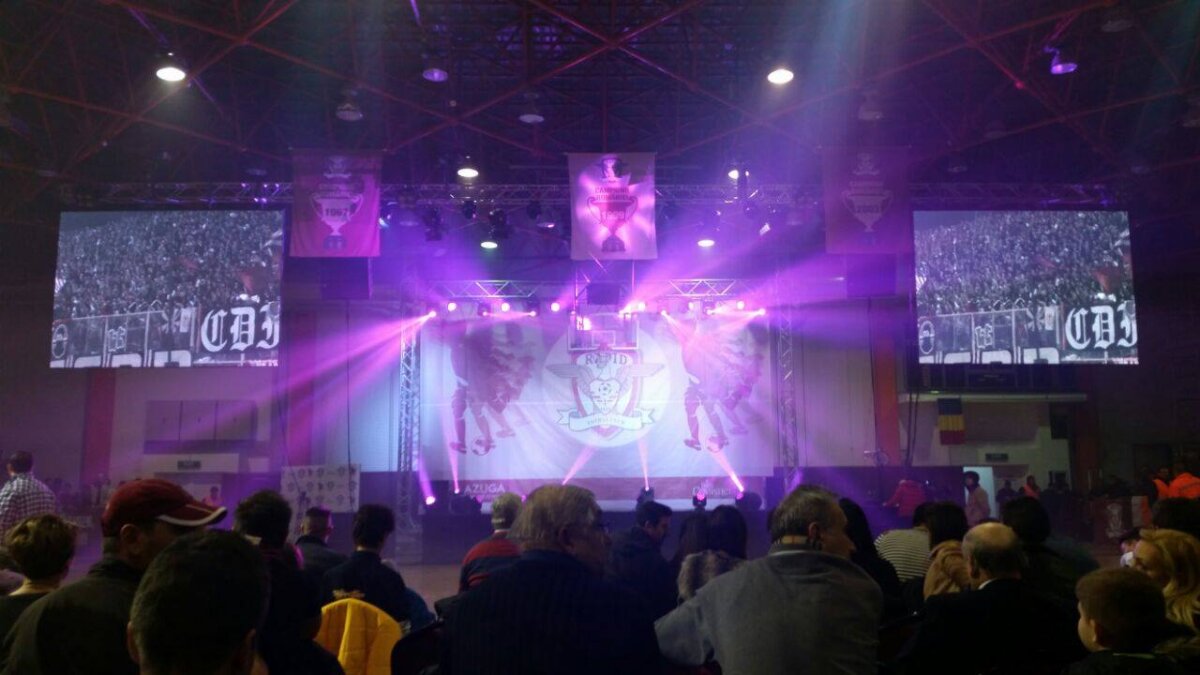 VIDEO şi FOTO Rapid şi-a prezentat lotul în sala sporturilor de la stadionul "Valentin Stănescu" » Atmosferă incendiară creată de fani