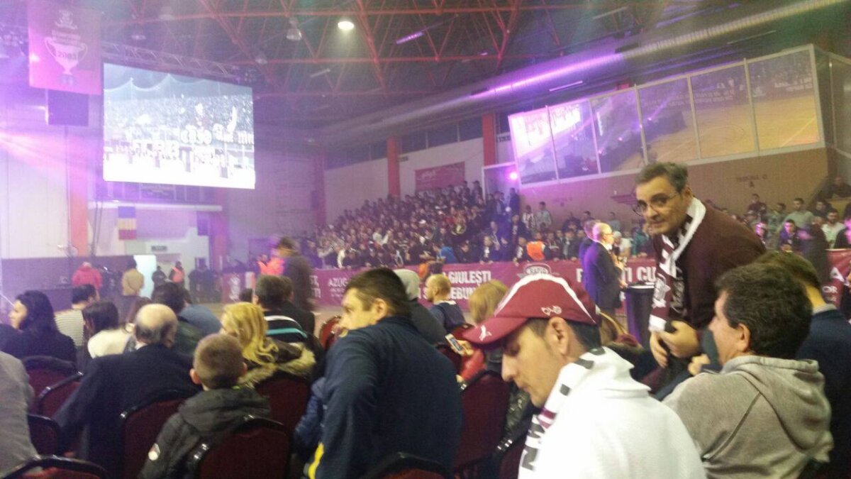 VIDEO şi FOTO Rapid şi-a prezentat lotul în sala sporturilor de la stadionul "Valentin Stănescu" » Atmosferă incendiară creată de fani